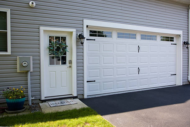 24/7 Emergency Garage Door Panel Replacement experts in Le Sueur, MN